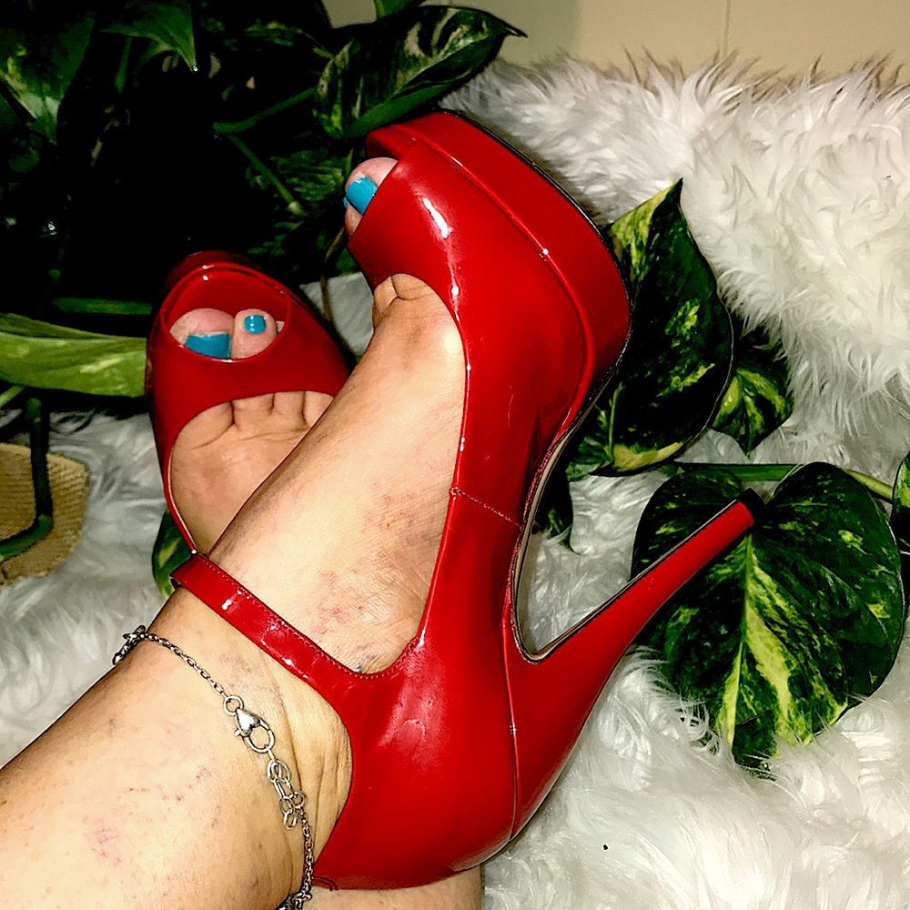 Authentic Gucci~Candy Apple Red Patent Platform Heels